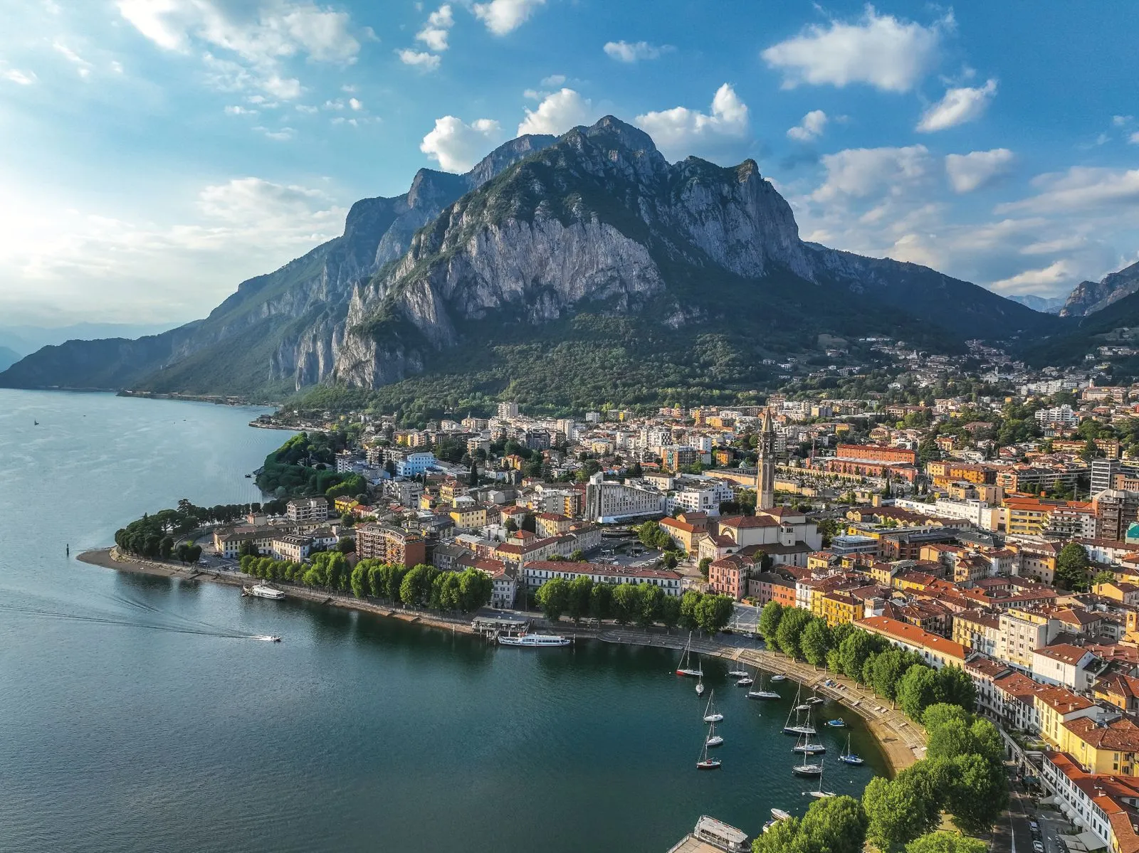 Veduta del Lago di Lecco, sfondo della vetrina di La Boutique Del Lago
